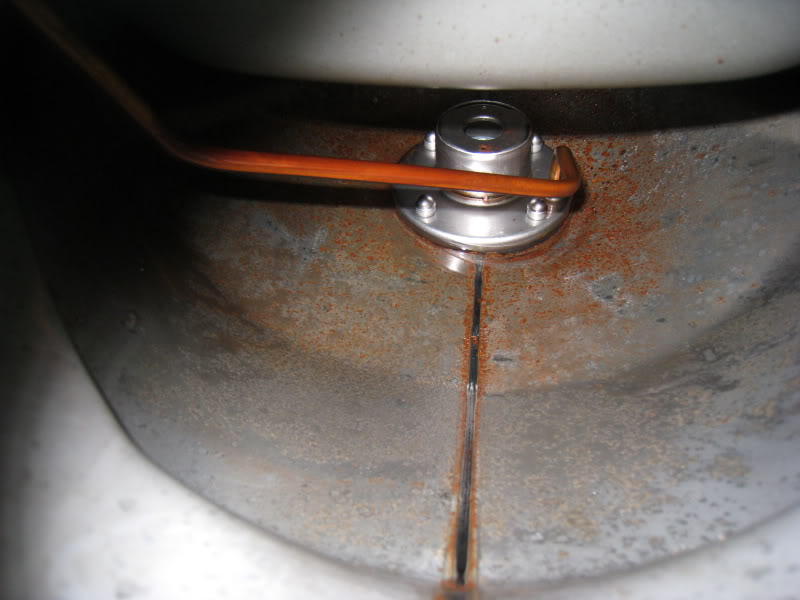 為什么有的不銹鋼的啤酒設(shè)備卻生銹了？怎么處理？