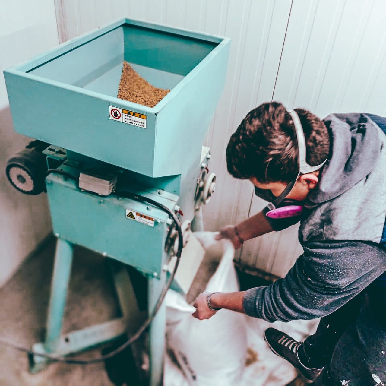 開辦一個(gè)啤酒廠至少需要什么設(shè)備？